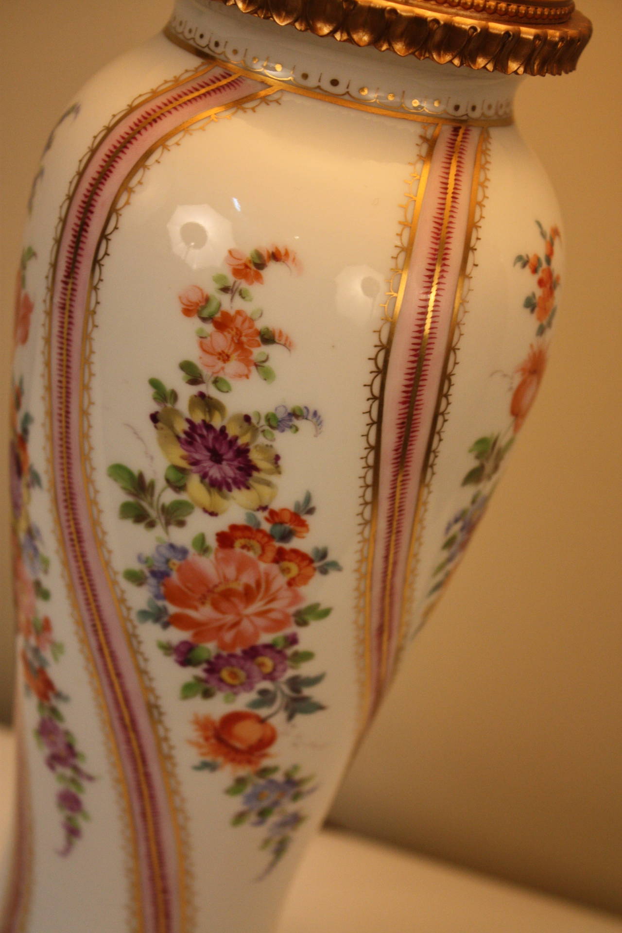Tischlampe von Porcelaine de Paris im Zustand „Gut“ in Fairfax, VA