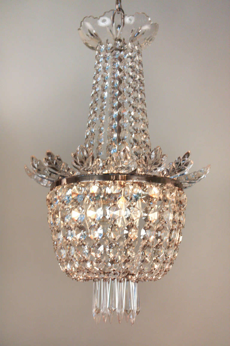 Dieser meisterhaft in Spanien während der Blütezeit des Art déco gefertigte Kronleuchter ist wirklich schön. Unzählige Kristalle schmücken diese elegante Leuchte: ein prächtiges Beispiel klassischer europäischer Kunst.