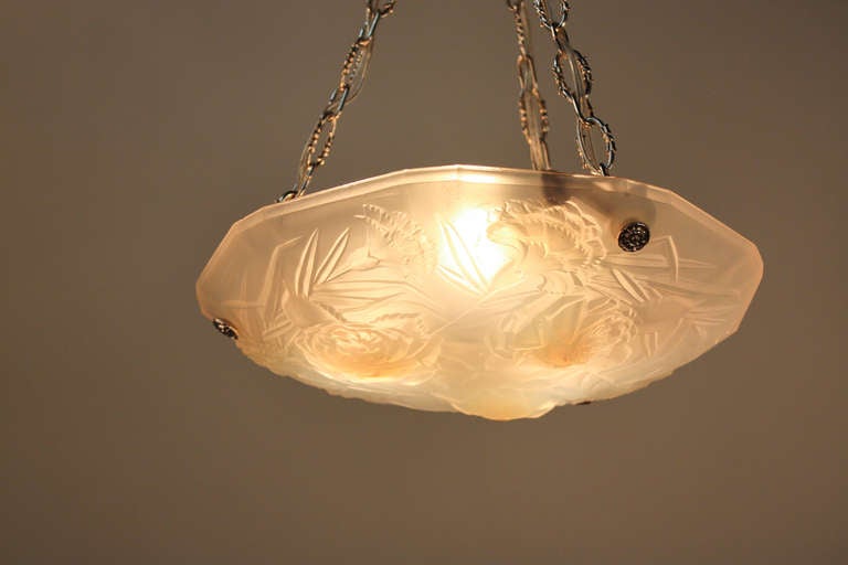 Un magnifique plafonnier suspendu. Fabriquée à Paris dans les années 1930, cette pièce porte la signature des célèbres verriers Roba - Paris (voir image 4).  

Un élégant nickel sur bronze et un verre opalescent orné font de ce luminaire un