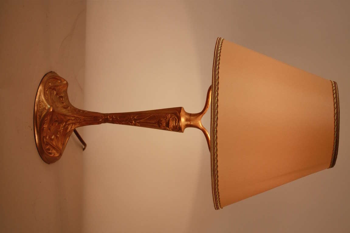 A beautiful bronze Art Nouveau table lamp. Featuring stunning detail work, this lamp was made by noted French artisan Georges Leleu.
