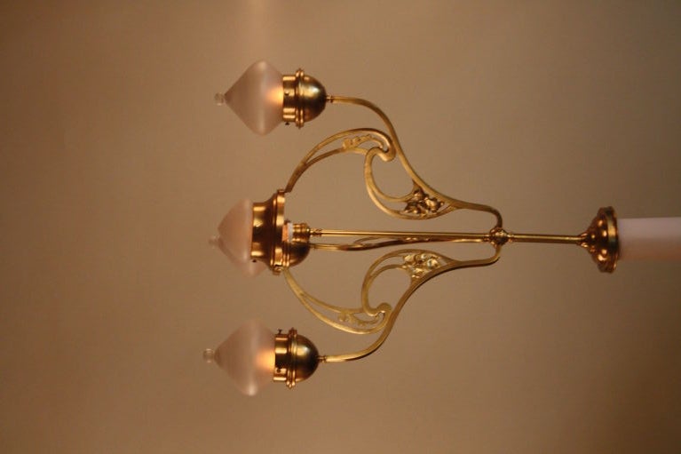 SIMPLE BUT VERY ELEGANT ART NOUVEAU CHANDELIER WITH 4 LIGHTS<br />
BRASS / BRONZE IS SEMI POLISHED 4 LIGHTS 60 W EACH
