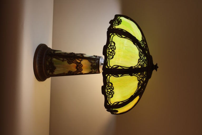 ARMERICAN ART NOUVEAU SLAG GLASS LAMP WITH LIGHT IN THE BASE<br />
2 LIGHTS UNDER THE SHADE AND ONE LIGHT IN THE BASE