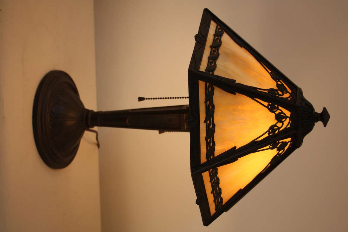 VERY PRETTY LAMP AMERICAN STAINED GLASS TABLE LAMP WITH ART NOUVEAU DESIGN BY BRADLEY & HUBBARD.