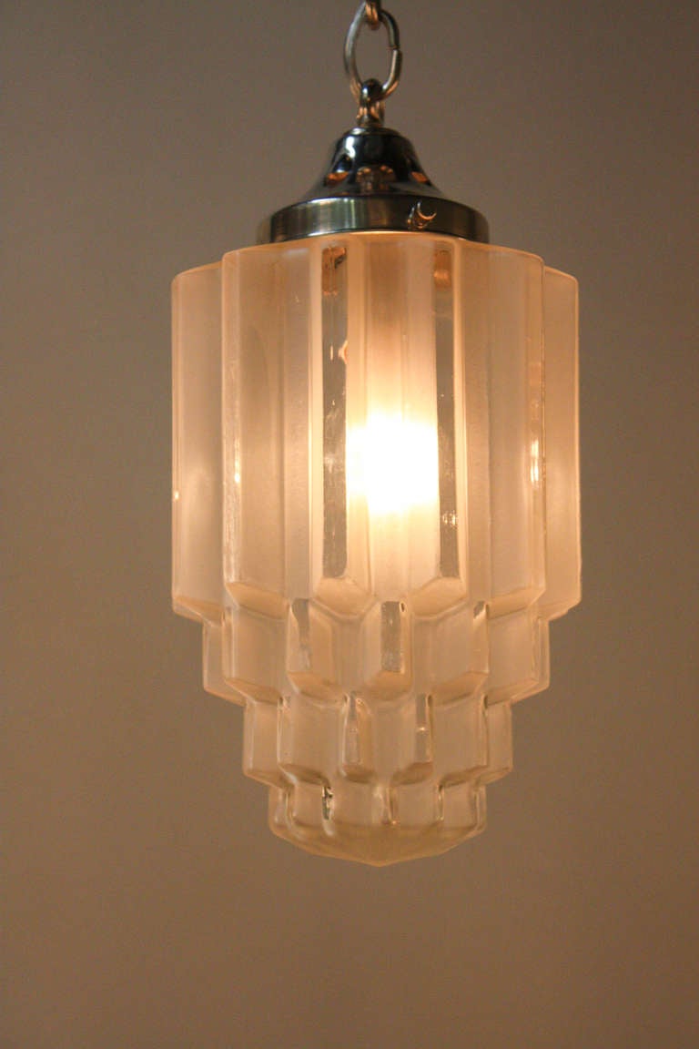 This beautiful Art Deco pendant light was made in 1930s France with glass with Czechoslovakian glass. The elegant geometric design is exemplary of the era's stunning Art Deco style.

Each light measures 8