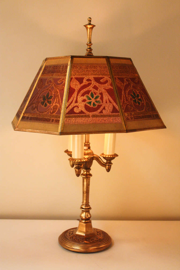 This wonderful 1930s table lamp is truly fabulous, featuring painted metal mesh shades and a bronze finished base. The tapestry mesh shade is by the Rembrandt Co., a classic American lamp-maker. The diameter is 17