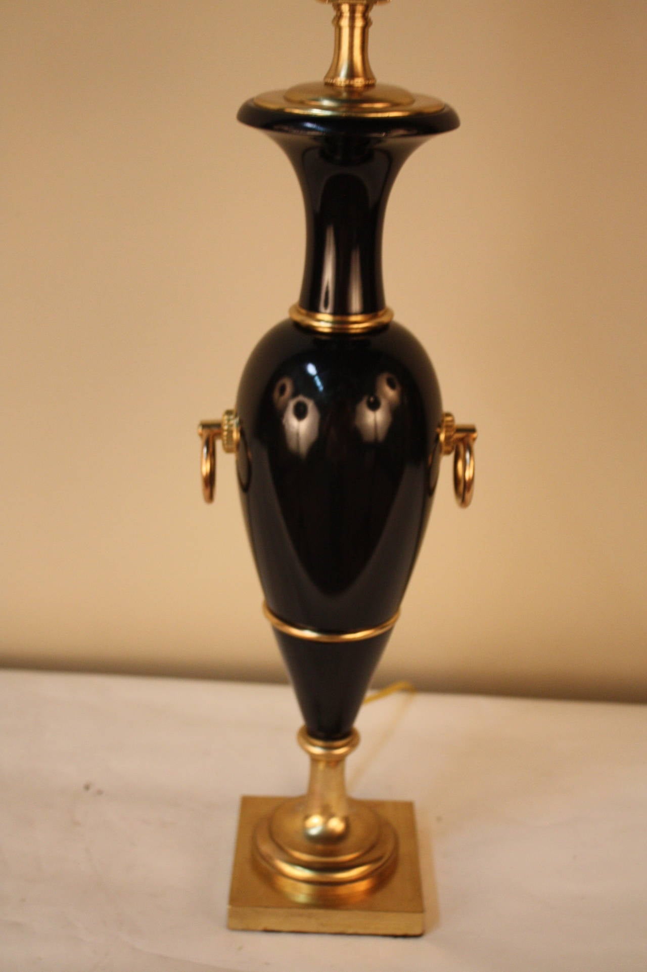 Mid Century Black Lacquer And Bronze Table Lamp In Good Condition In Fairfax, VA