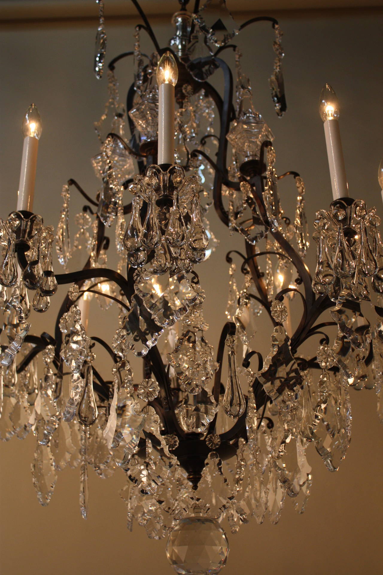 Elegant Crystal Chandelier In Good Condition In Fairfax, VA