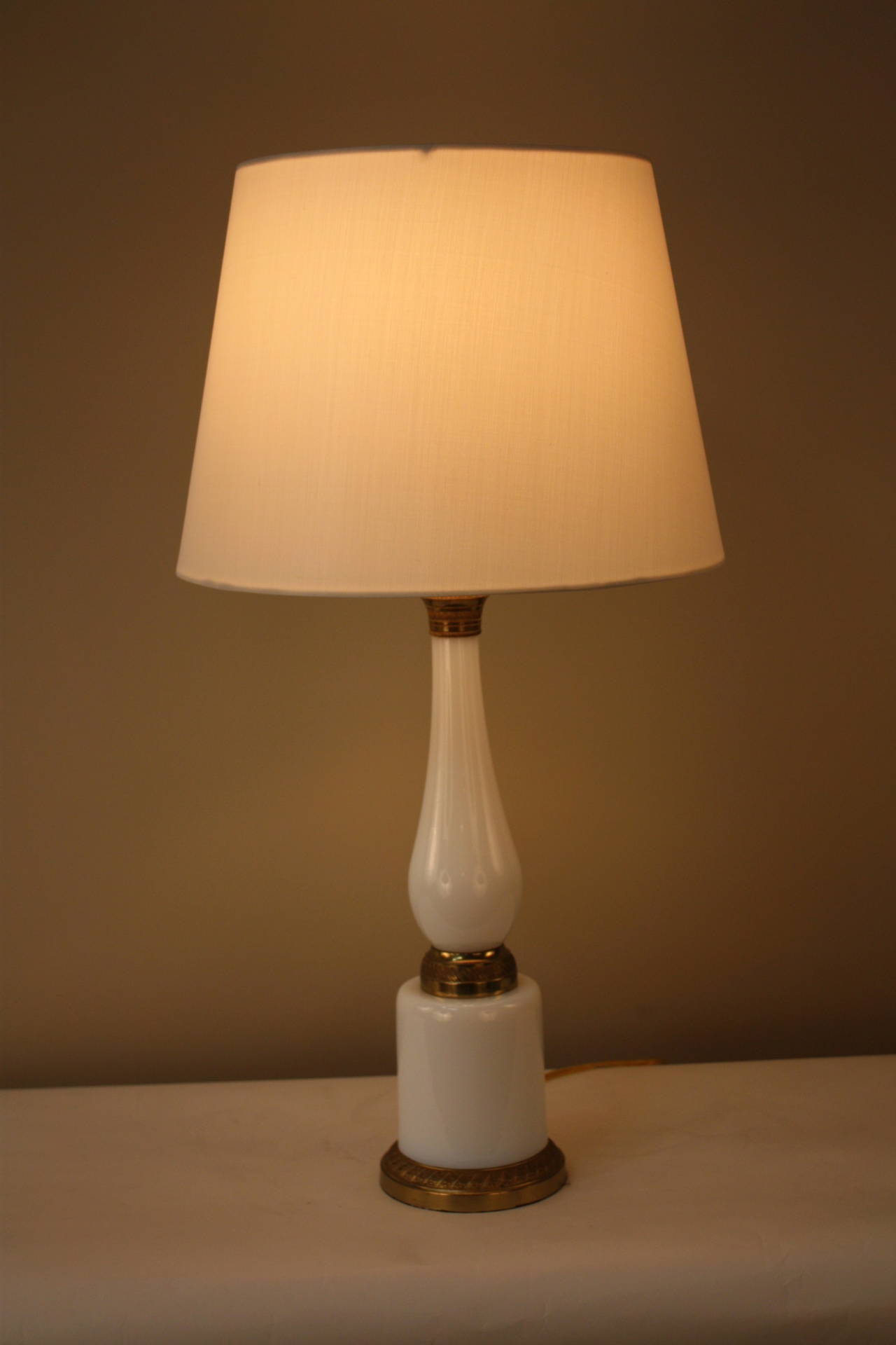 Beautiful 1930s French table lamp with classic bronze mounting and decoration.