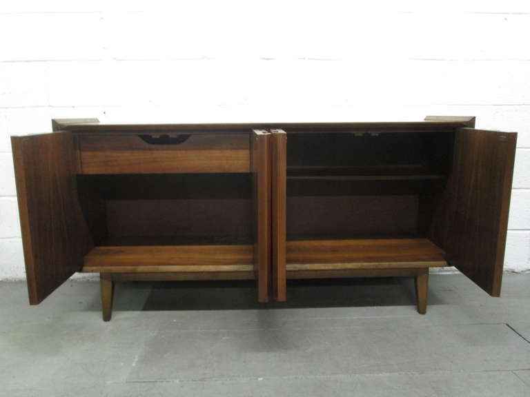 Mid Century Modern Walnut Credenza In Good Condition In New York, NY