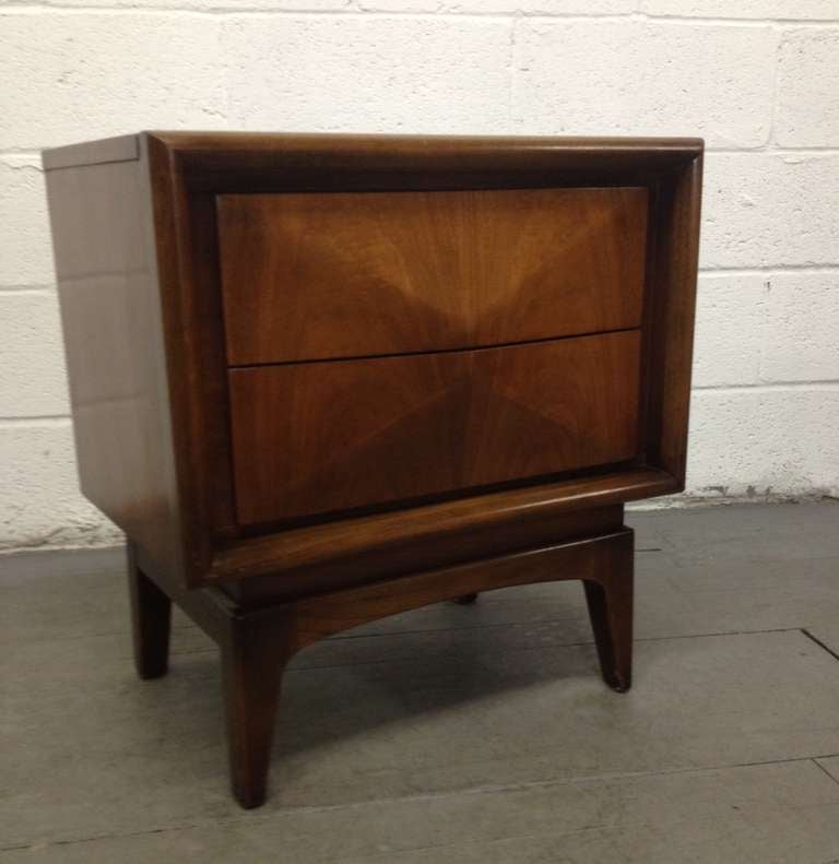 Mid-Century Modern Paire de tables de nuit à façade en diamant