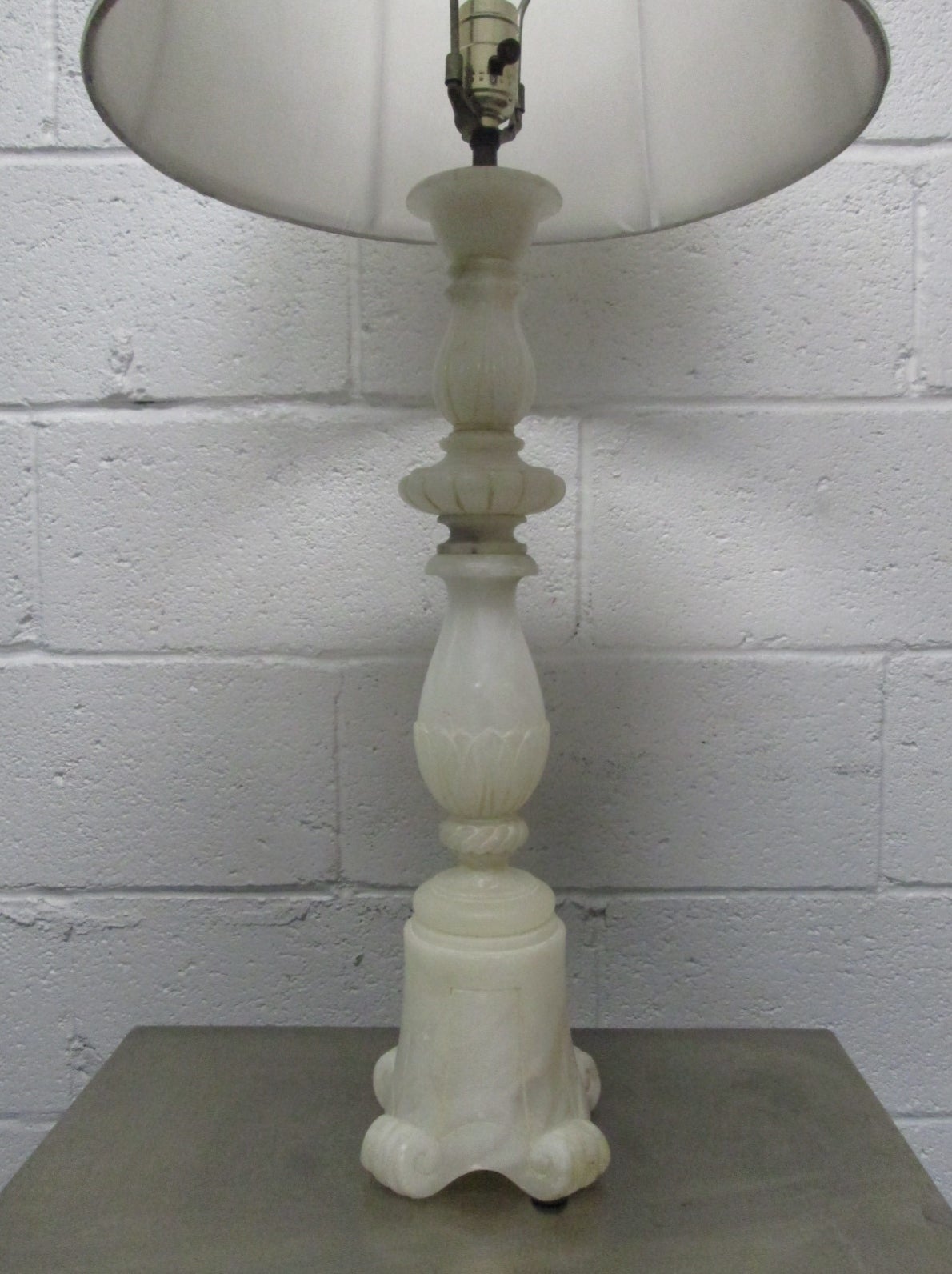 Pair of French Neoclassical Style Alabaster Lamps In Good Condition In New York, NY