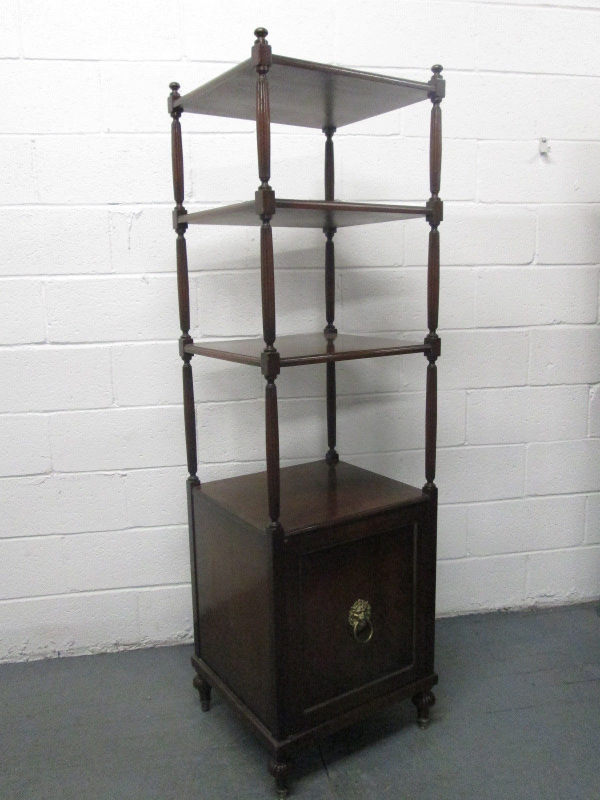 Pair of Regency Style Mahogany Etageres In Good Condition In New York, NY