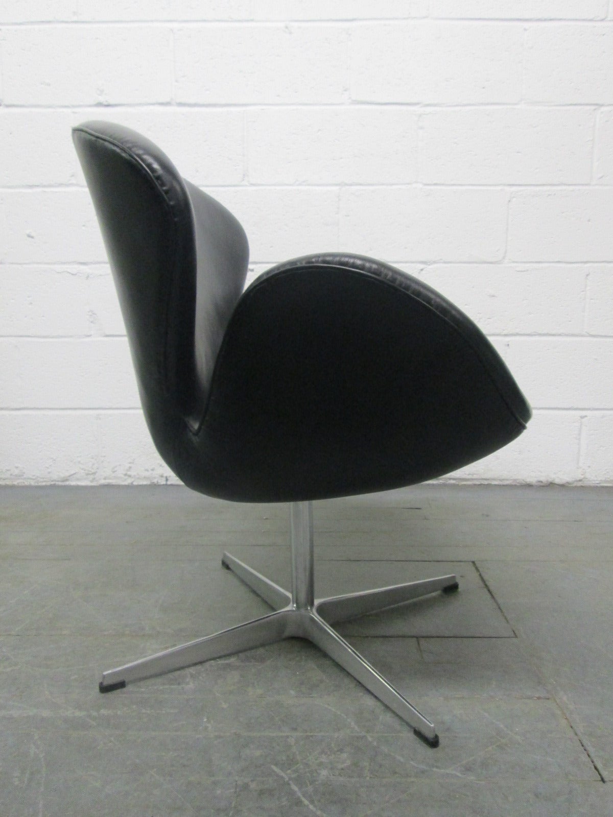 Mid-Century Modern Swan Chair by Arne Jacobsen for Fritz Hansen