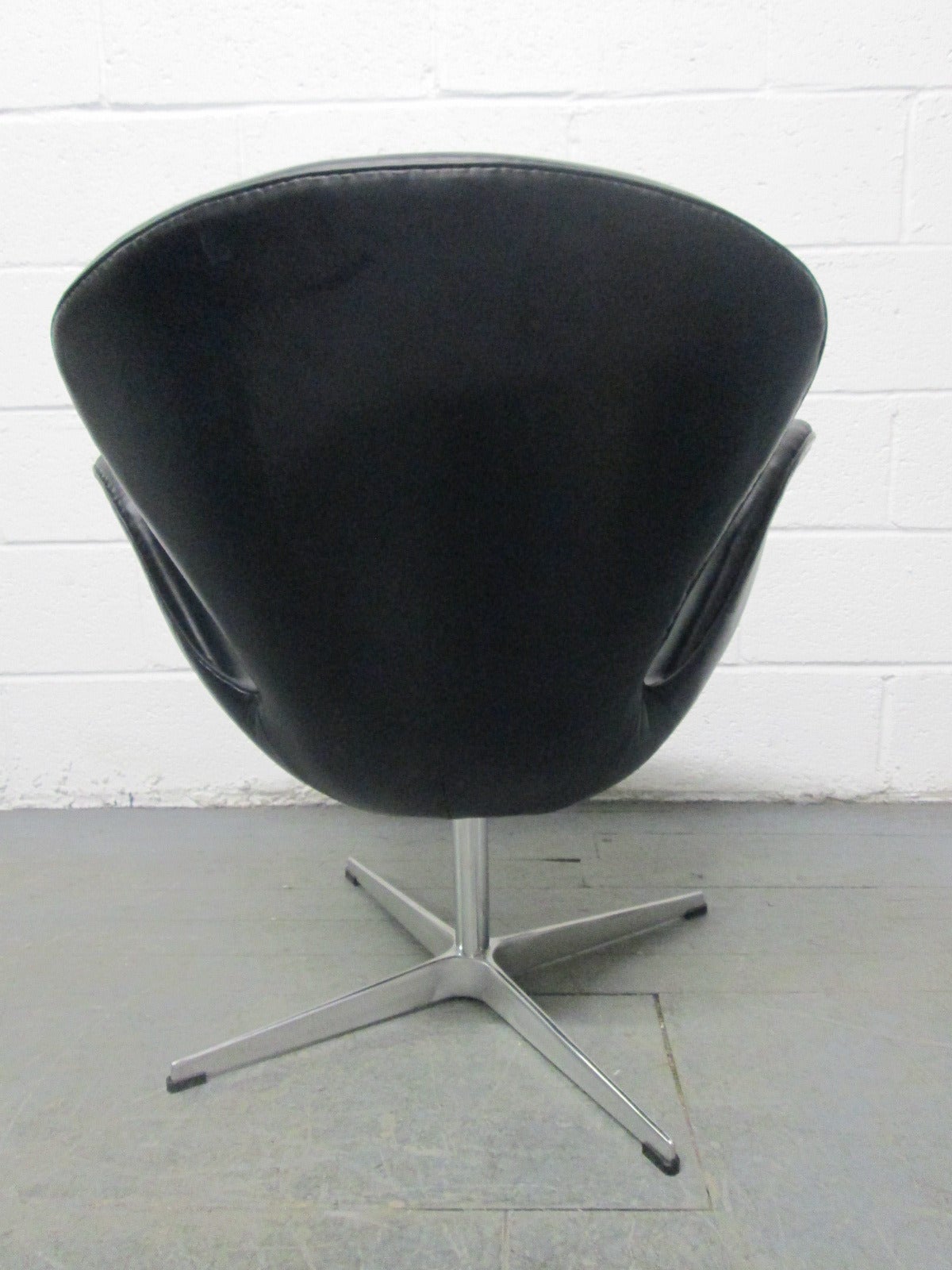 Swan Chair by Arne Jacobsen for Fritz Hansen In Good Condition In New York, NY
