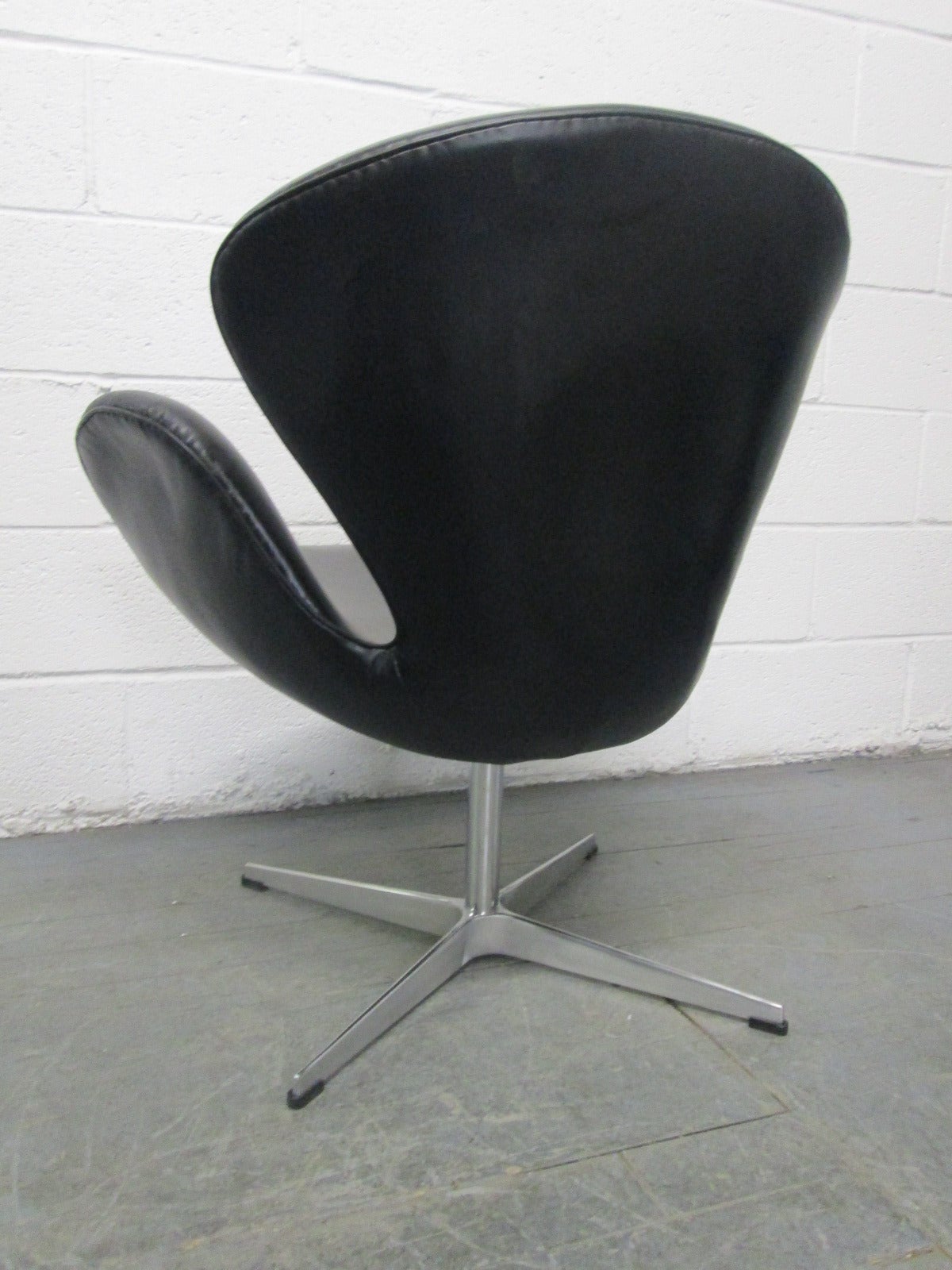 Mid-20th Century Swan Chair by Arne Jacobsen for Fritz Hansen