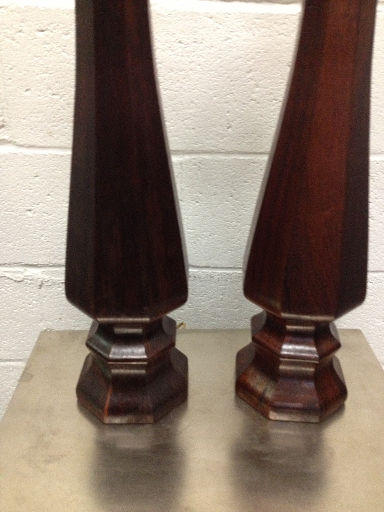 Pair of decorative rosewood lamps.
Measures: 35