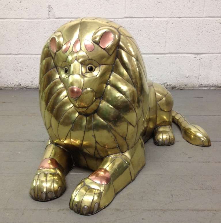 Scultura di leone in ottone e rame patchwork dell'acclamato artista e scultore messicano Sergio Bustamante. Questo è stato fatto alla fine degli anni '70. Tonnellate di dettagli artigianali caratterizzano questo pezzo. Questo è un esempio non