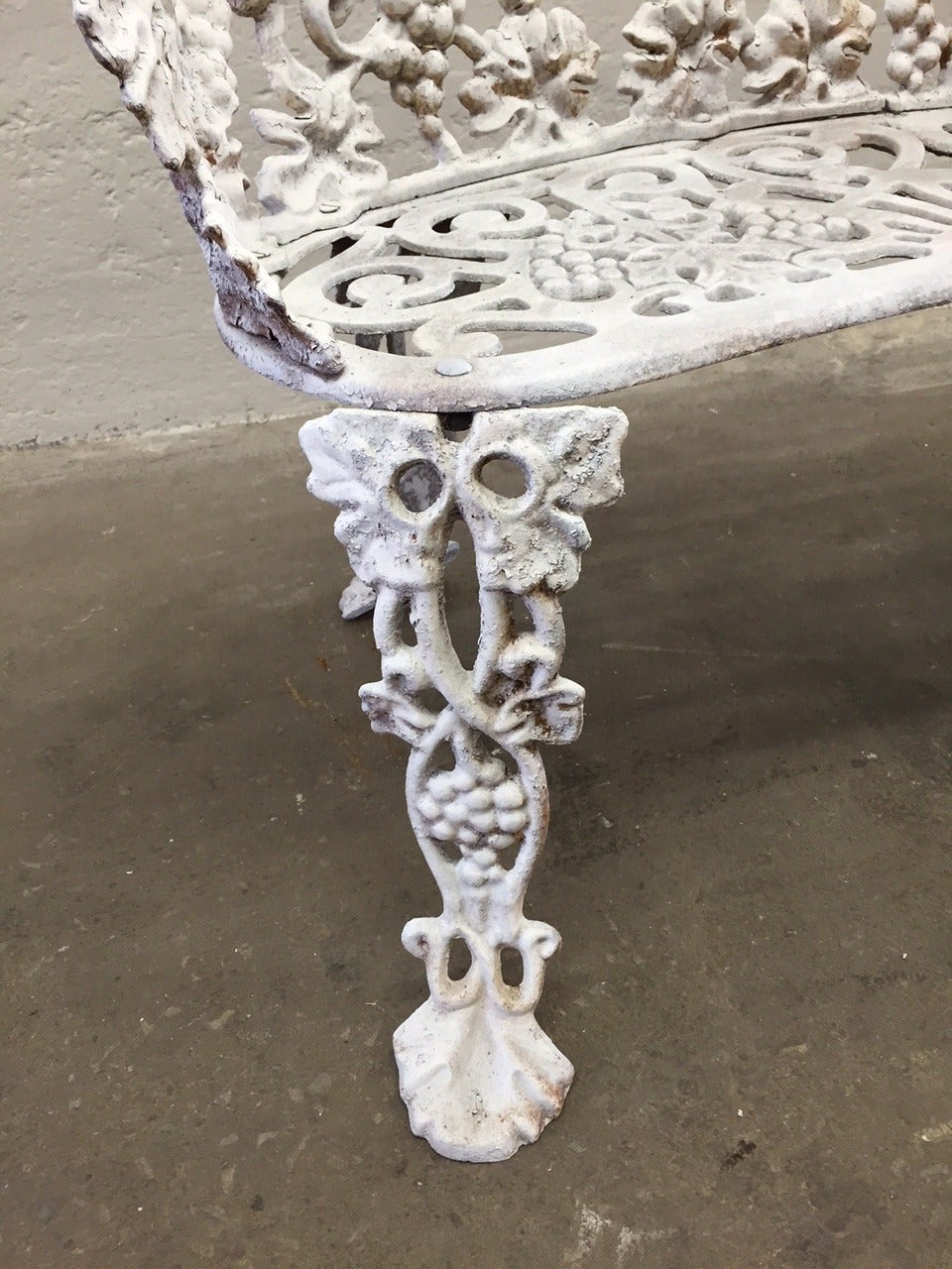 Antique Cast Iron Garden Bench In Good Condition In New York, NY