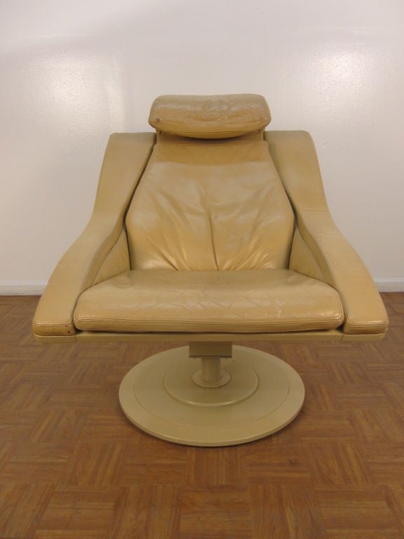 Chaise en cuir beige conçue par Takashi Okamura et Erik Marquardsen.  La chaise a un design unique et est également pivotante.