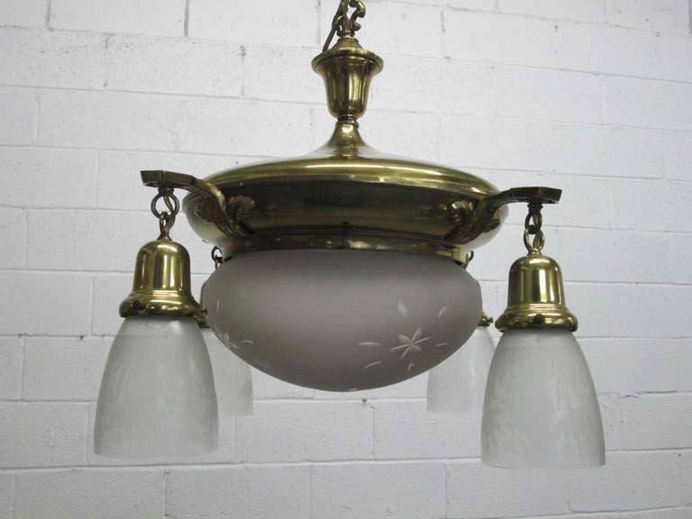 Apparecchio a sospensione in ottone Art Deco francese. I globi hanno un motivo floreale inciso.