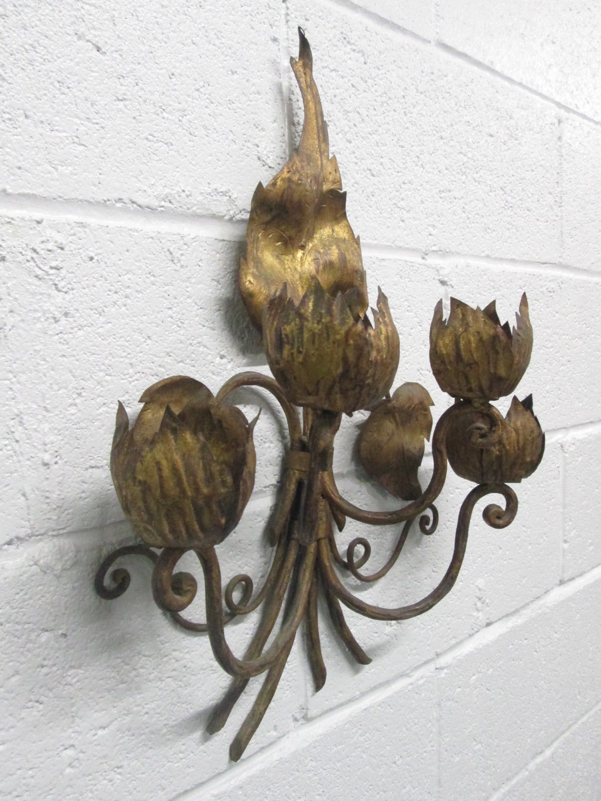 Pair of Italian Oversized Gilt Floral Sconces In Good Condition For Sale In New York, NY