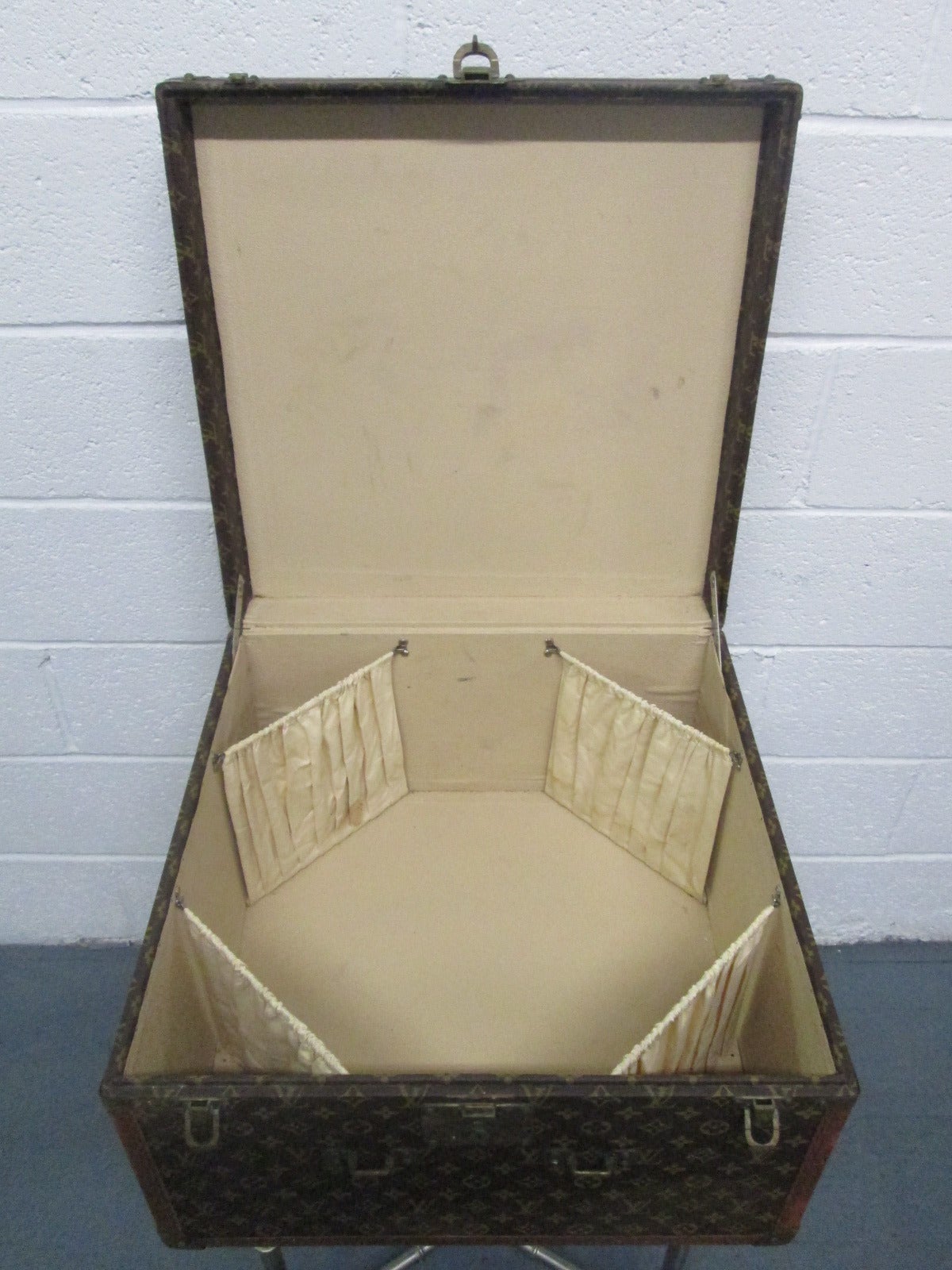 Vintage Louis Vuitton Hat Box For Sale at 1stdibs