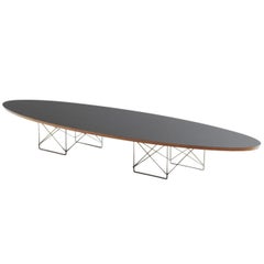 Charles Eames Schwarzer elliptischer Surfboard-Tisch auf LTR-Sockel