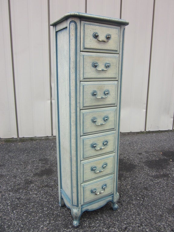 Nice, French style lingerie chest with a painted finish and 7 pull out drawers.