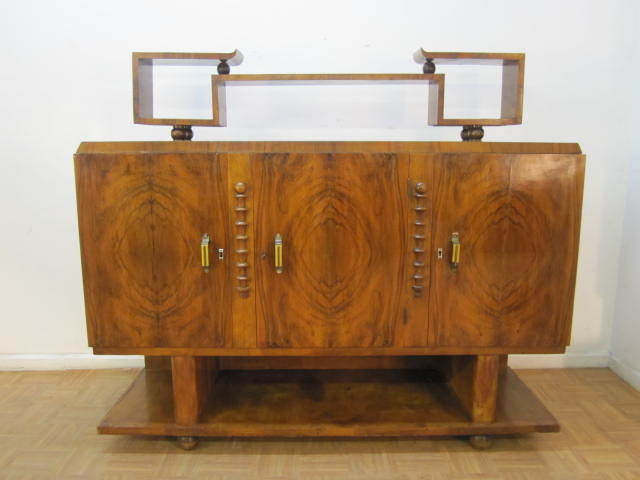 Rare buffet/crédence en noyer du début de la période Art Déco. Joli grain de noyer, poignées originales en bakélite et beaucoup d'espace de rangement.