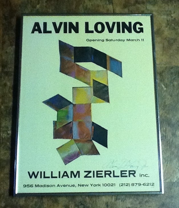 Poster encadré et signé d'Alvin Loving (1935-2005). 

Vous trouverez ci-dessous un extrait d'une source en ligne.
Né à Detroit, Loving a obtenu un MFA à l'Université du Michigan en 1965. Il a commencé à peindre des cubes et des hexagones en 1967.