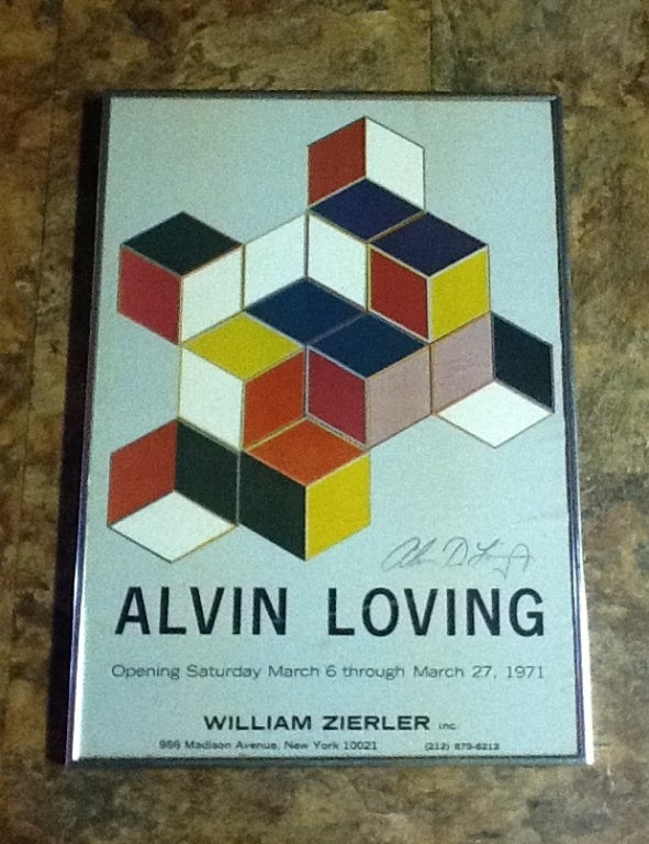 Poster encadré et signé d'Alvin Loving (1935-2005).

Vous trouverez ci-dessous un extrait d'une source en ligne.
Né à Detroit, Loving a obtenu un MFA à l'Université du Michigan en 1965. Il a commencé à peindre des cubes et des hexagones en 1967.