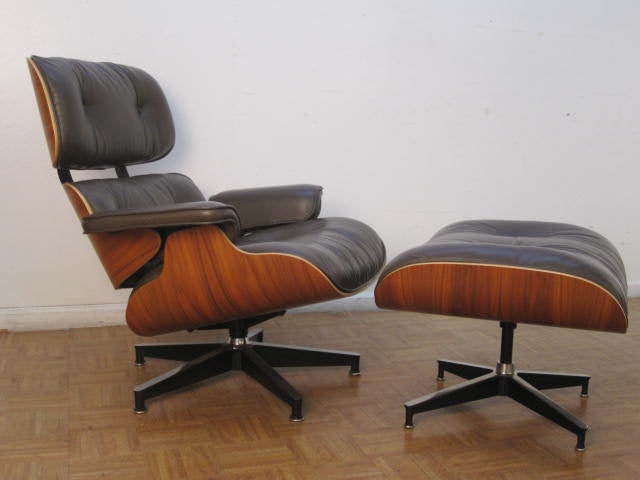 Classic Charles & Ray Eames for Herman Miller brown leather and walnut lounge chair and ottoman (670+671).