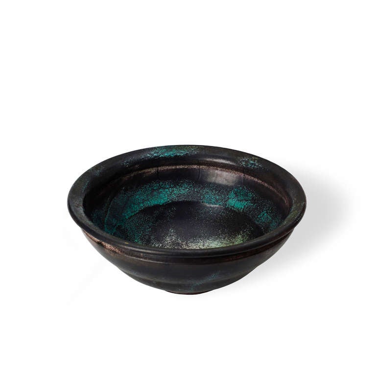 Exquisite decorative bowl with ribbed horizontal bands in the manner of ancient metalwork by Svend Hammershøi (1873-1948). Executed in stoneware with verdigris-style glazes developed by Jens Thirslund in black, green and white for the Kähler
