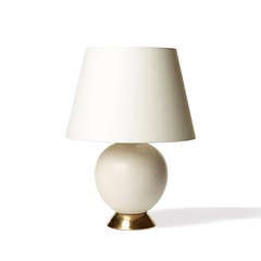 Table lamp with eggshell finish body and gilded foot by Primavera