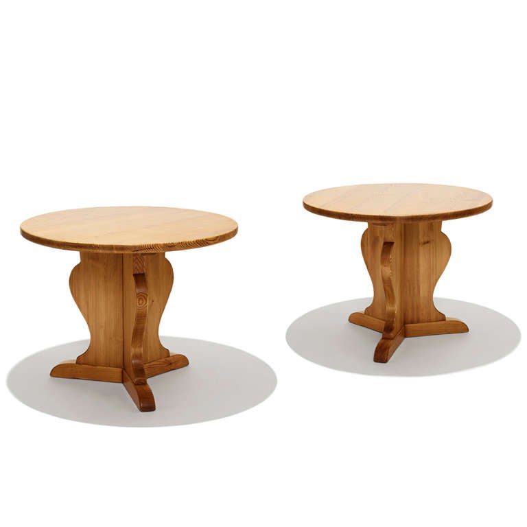 Pair of round side tables with three-plane support piers with cut-out silhouettes by Axel Einar Hjorth (1888-1959) for Nordiska Kompaniet, in solid cuts of pine, Sweden, early 1930s. A wonderful example of modern design expertly tempered with