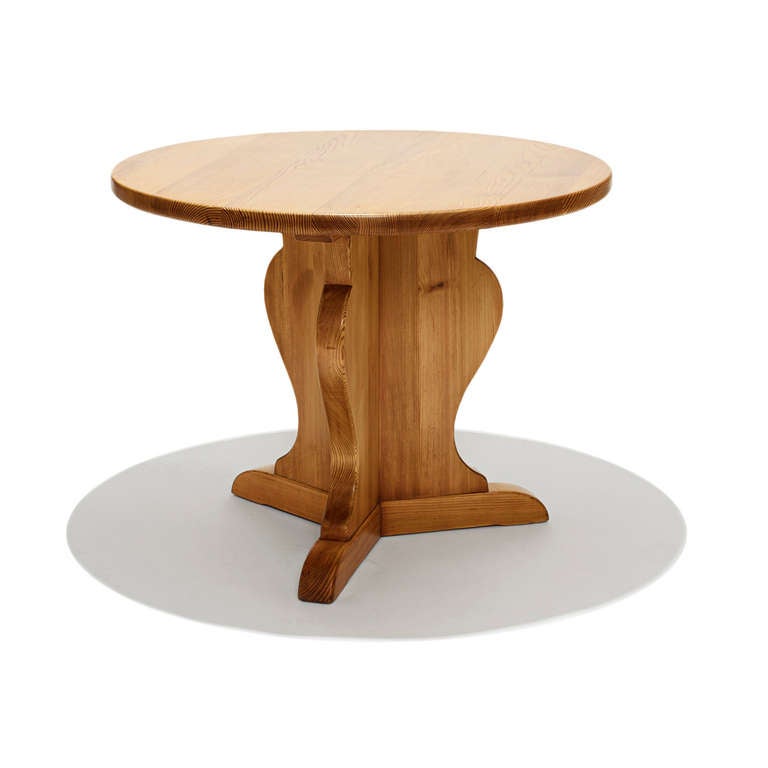Swedish Pair of Round Side Tables with Cut-Out Bases in Pine by Axel Einar Hjorth For Sale