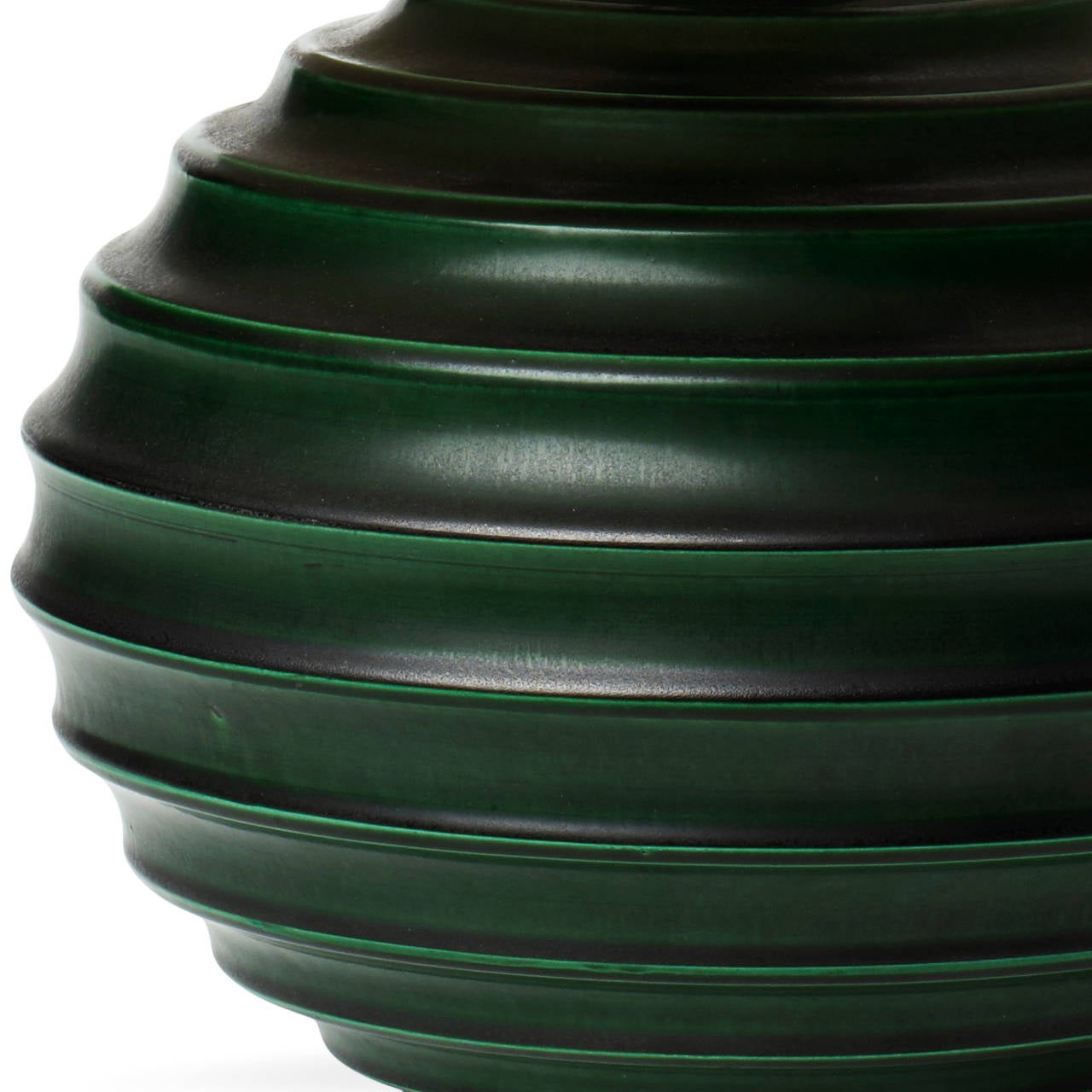 Table lamp with sculptural fluting stacked horizontally around its circumference, in stoneware glazed a deep green, designed by painter / designer Ewald Dahlskog (1894-1950) for Bo Fajans, Sweden, circa 1930.

An iconic example of early funkis
