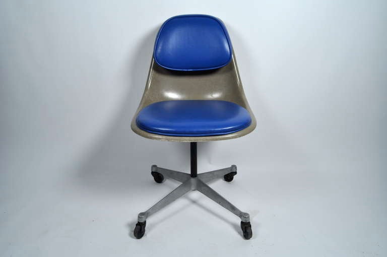 Rare PSCC desk chair designed by Charles & Ray Eames for Herman Miller. This model was only produced for a very short time. Extremely comfortable. Full swivel function.