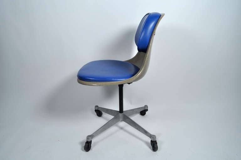 American Rare Eames PSCC Padded Side Desk Chair Herman Miller For Sale