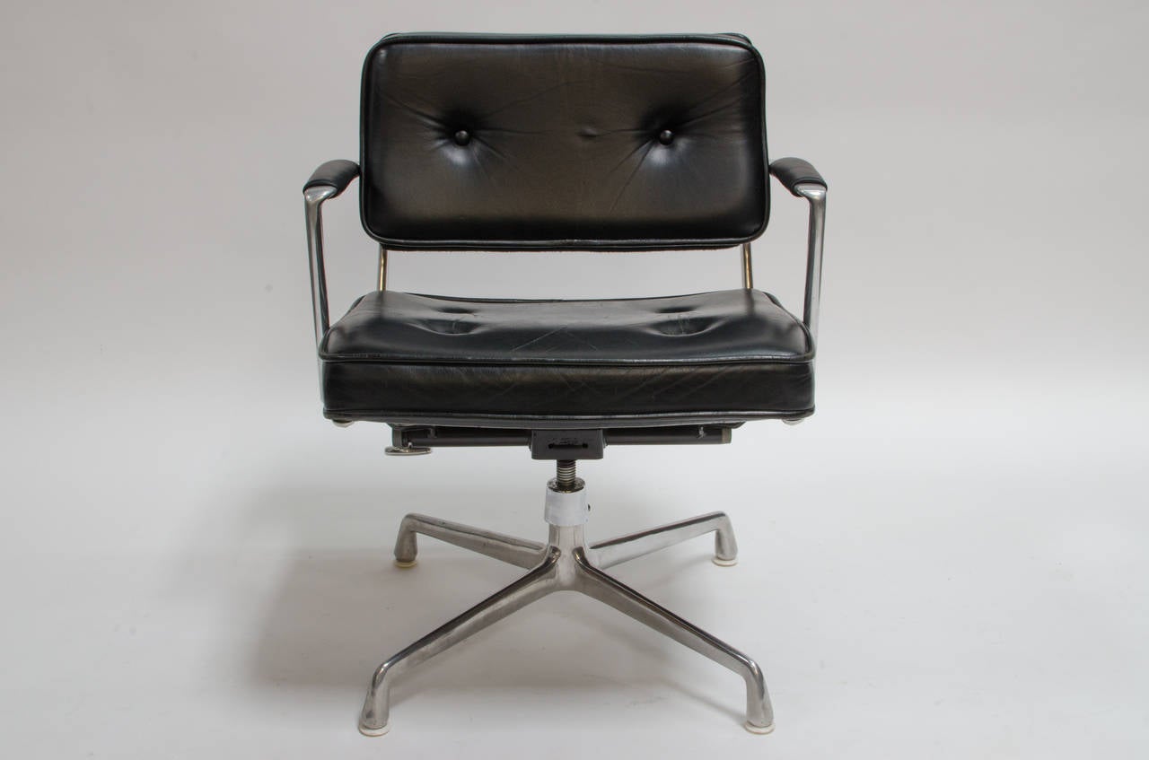 Mid-Century Modern Charles Eames ES 102 Intermediate Swivel Task Armchair, 1968
