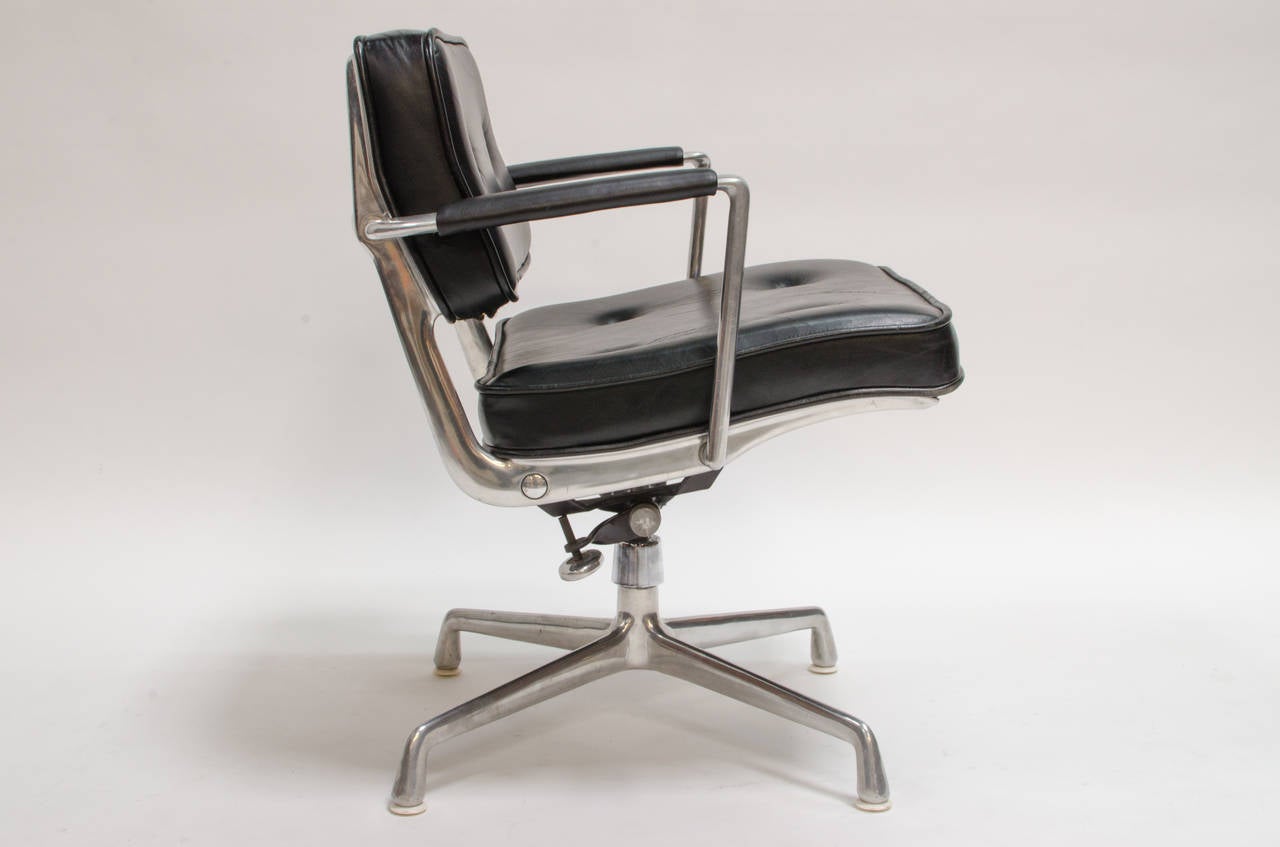 American Charles Eames ES 102 Intermediate Swivel Task Armchair, 1968