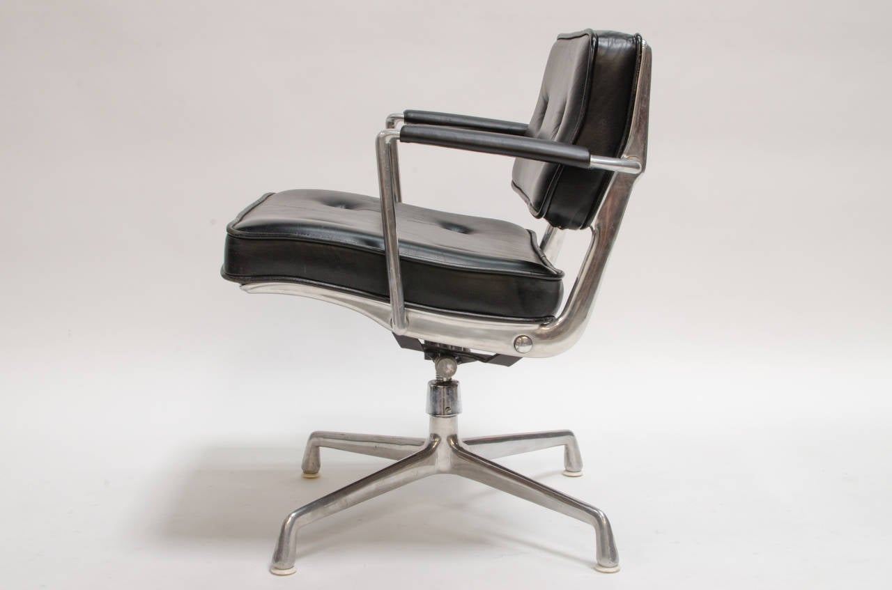 Charles Eames ES 102 Intermediate Swivel Task Armchair, 1968 In Excellent Condition In Berkeley, CA
