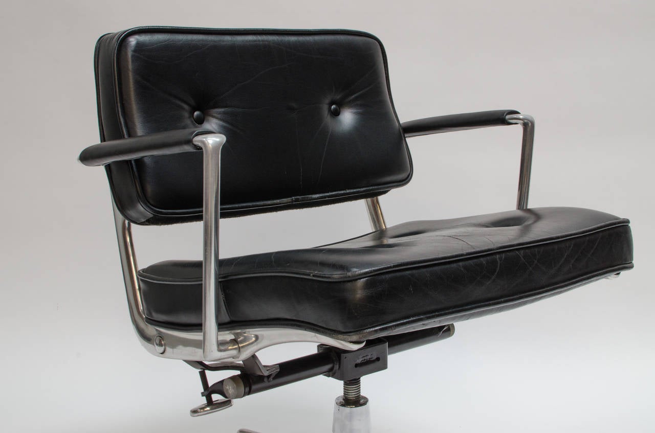 Mid-20th Century Charles Eames ES 102 Intermediate Swivel Task Armchair, 1968