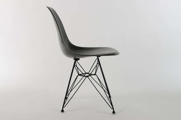 Mid-Century Modern Charles Eames DSR Fiberglass Side Chair, 