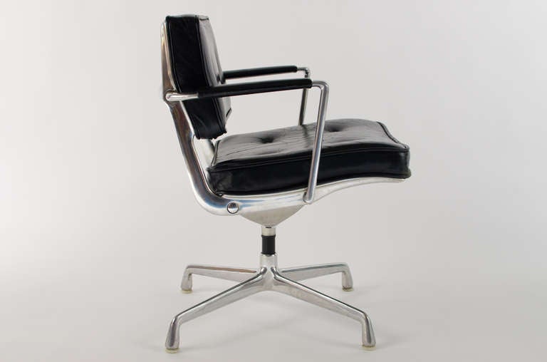 American Charles Eames ES 102 Intermediate Swivel Armchair, 1968