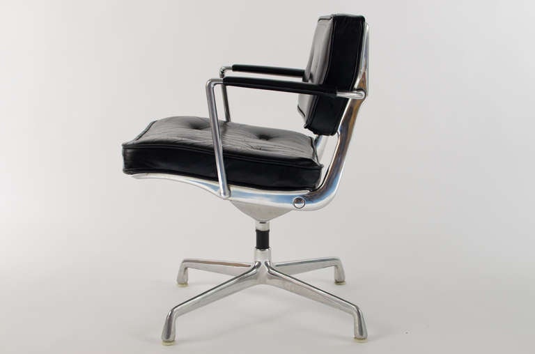 Charles Eames ES 102 Intermediate Swivel Armchair, 1968 In Excellent Condition In Berkeley, CA