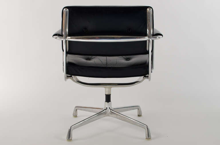 Mid-20th Century Charles Eames ES 102 Intermediate Swivel Armchair, 1968