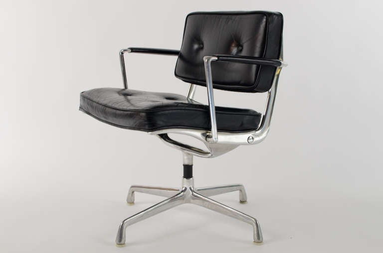 Charles Eames ES 102 Intermediate Swivel Armchair, 1968 1