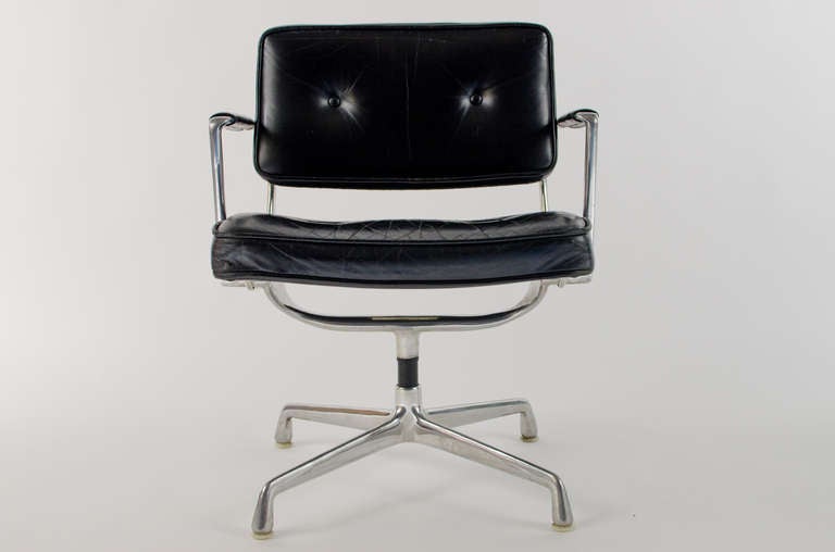 Mid-Century Modern Charles Eames ES 102 Intermediate Swivel Armchair, 1968