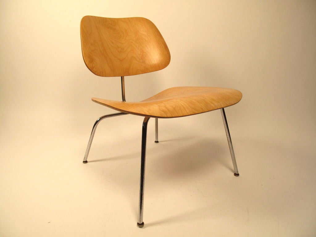 Early Charles Eames for Evans molded plywood lounge chair, stunning birch grain with wonderful patina. Domes of silence glides and large mounting tabs signifying an Evans production.